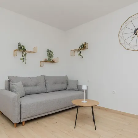 Lucy Villa Vir